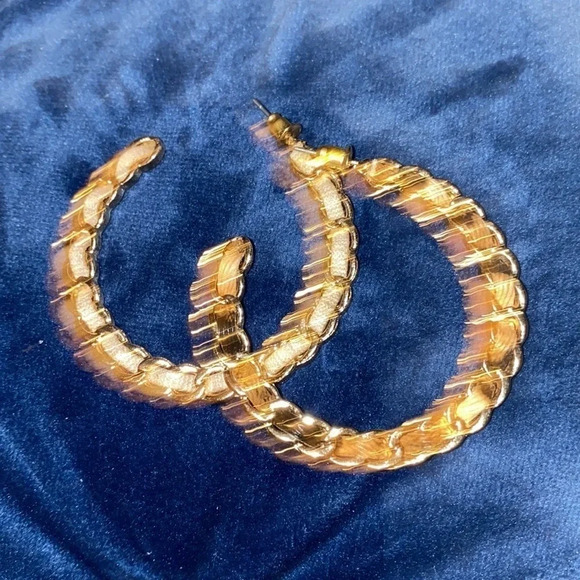 Stunning gold tone twisted  chic fashion hoop earrings - Picture 6 of 9